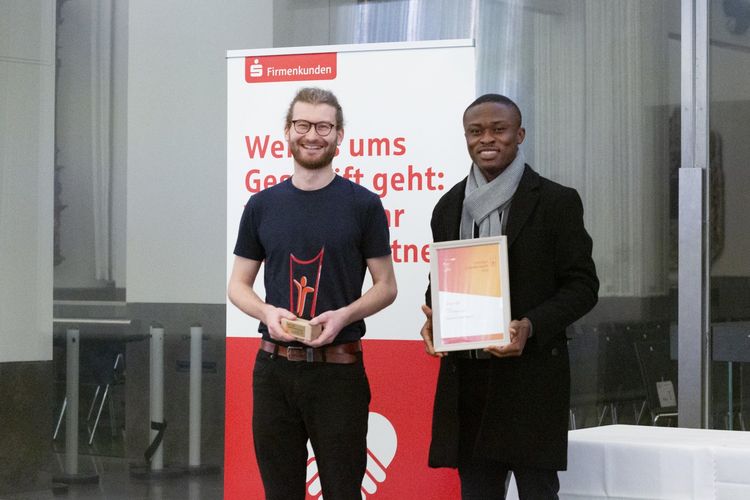John-Henning Peper (links) und Frank Amankwah bekamen bei der Gründernacht den Publikumspreis.