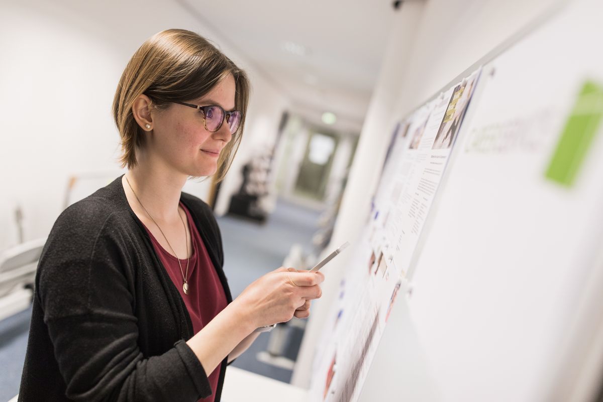 zur Vergrößerungsansicht des Bildes: Eine Mitarbeiterin im Career Service der Universität Leipzig. Foto: Christian Hüller