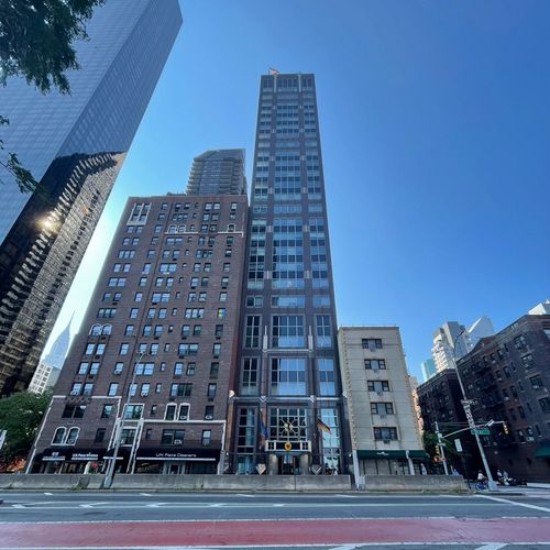 Blick auf das German House bei blauem Himmel, angrenzend andere Hochhäuser Manhattans