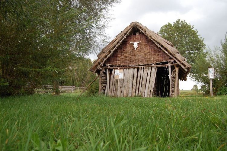 Nachbau eines jungsteinzeitlichen Hauses der Feuchtbodensiedlung Pestenacker, Teil des UNESCO Welterbes „Prähistorische Pfahlbauten um die Alpen“