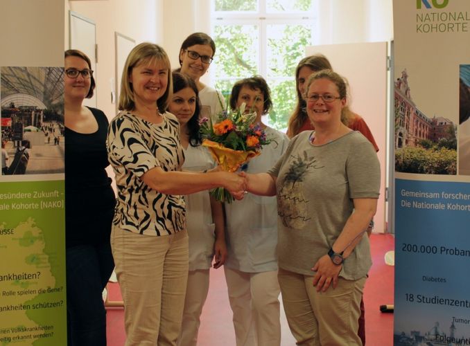 Susanne Hauck aus Leipzig (r.) erhielt einen Blumenstrauß von PD Dr. Kerstin Wirkner, Leiterin des Studienzentrums, und ihren Mitarbeiterinnen.
