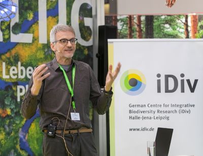 Aufnahme vom Hauke Harms vom iDiv bei einem Vortrag auf der Leipziger Buchmesse