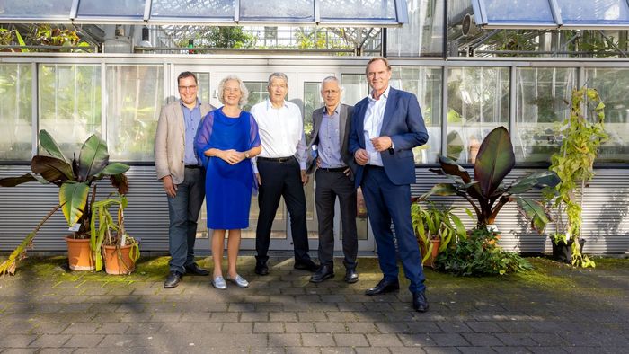 Auf dem Foto zu sehen sind von links nach recht: Professor Johannes Quaas, Rektorin Eva Inés Obergfell, Professor Matthias Middell, Professor Michael Stumvoll und Leipzigs Oberbürgermeister Burkhard Jung. Foto: Swen Reichhold