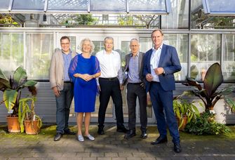 Auf dem Foto zu sehen sind von links nach recht: Professor Johannes Quaas, Rektorin Eva Inés Obergfell, Professor Matthias Middell, Professor Michael Stumvoll und Leipzigs Oberbürgermeister Burkhard Jung. Foto: Swen Reichhold