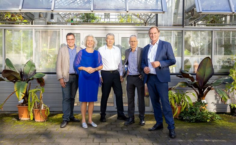Auf dem Foto zu sehen sind von links nach recht: Professor Johannes Quaas, Rektorin Eva Inés Obergfell, Professor Matthias Middell, Professor Michael Stumvoll und Leipzigs Oberbürgermeister Burkhard Jung. Foto: Swen Reichhold