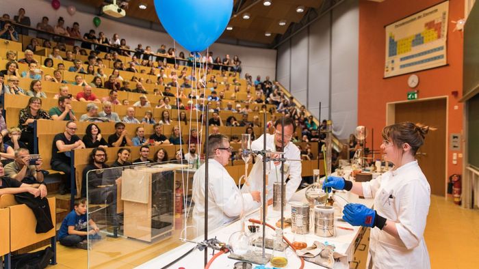 Volle Sitzreihen wie hier bei der letzten Langen Nacht der Wissenschaften im Experimental-Hörsaal der Chemie - wird es diesmal wegen der Pandemie nicht geben.