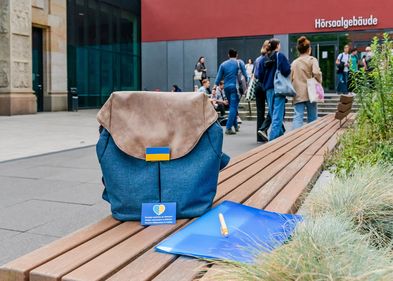 2022_Rucksack_Ukraine_Leibnizforum Zu sehen ist ein Rucksack mit einem Ukraine-Aufkleber im Innenhof des Leibnizforums.