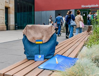 Zu sehen ist ein Rucksack mit einem Ukraine-Aufkleber im Innenhof des Leibnizforums.