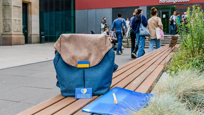 Zu sehen ist ein Rucksack mit einem Ukraine-Aufkleber im Innenhof des Leibnizforums.