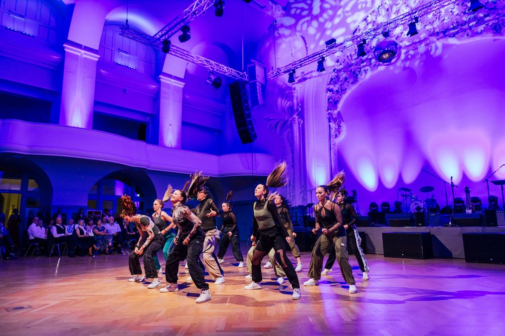 zur Vergrößerungsansicht des Bildes: Für weitere sportliche Galamomente sorgte das Ensemble Urban FeMale vom Zentrum für Hochschulsport. Foto: Christian Hüller/Universität Leipzig