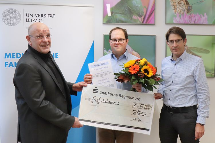 Prof. Ingo Bechmann (l.), Dekan der Medizinischen Fakultät, überreichte den Helga-Reifert-Preis an PD Dr. Patrick Plum (m.) im Beisein von Prof. Daniel Seehofer, Geschäftsführender Direktor der Klinik für Viszeral-, Transplantations-, Thorax- und Gefäßchirurgie am Universitätsklinikum Leipzig. Foto: Ina Würfel