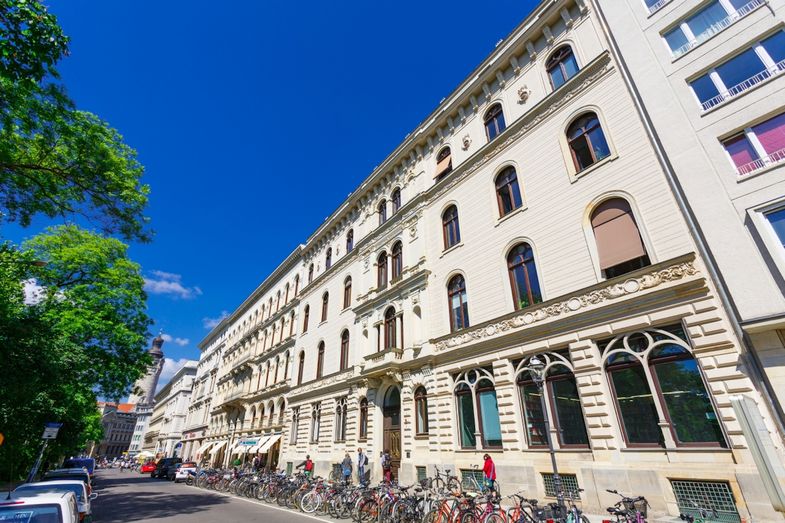 Ansicht des Gebäudes der Fakultät für Geschichte, Kunst und Orientwissenschaften (GKO) in der Schillerstraße