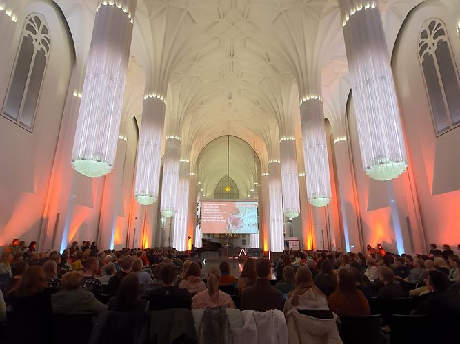 Publikum auf Stühlen im Paulinum