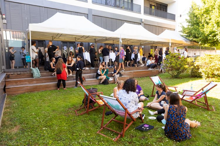 Vernetzung der Gäste während der t.e.a.m. UP Konferenz 2022 auf dem Mediencampus Villa Ida. Foto: Swen Reichhold