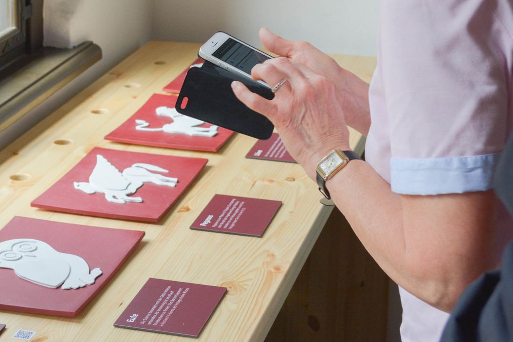 zur Vergrößerungsansicht des Bildes: Besucher:innen beim „Museum für alle"-Projekt, Foto: Mandy Putz