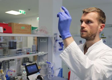 Dr. Philipp Lückemeier führt im Labor Experimente mit Immun- und Krebszellen durch. Foto: Anton Stolle / Universität Leipzig