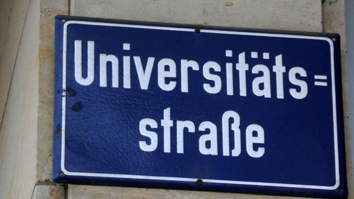 Auf dem Bild ist das Straßenschild Universitätsstraße zu sehen.