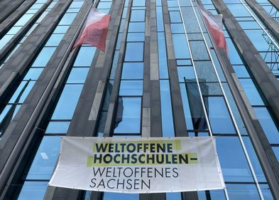 Mit Bannern am Neuen Augusteum und weiteren Gebäuden beteiligt sich die Universität Leipzig seit Jahren an der bundesweiten Aktion "Weltoffene Hochschulen – Gegen Fremdenfeindlichkeit" der Hochschulrektorenkonferenz.