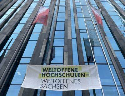 Mit Bannern am Neuen Augusteum und weiteren Gebäuden beteiligt sich die Universität Leipzig seit Jahren an der bundesweiten Aktion "Weltoffene Hochschulen – Gegen Fremdenfeindlichkeit" der Hochschulrektorenkonferenz.