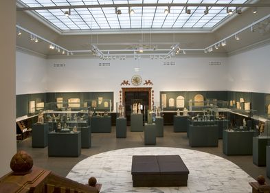 Diverse Vitrinen in der Dauerausstellung des Ägyptischen Museums. 