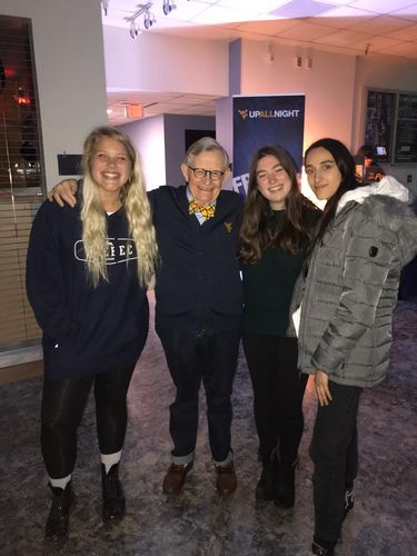 Hier sieht man die Studierende und zwei weitere Frauen mit dem Präsidenten der West Virginia University.