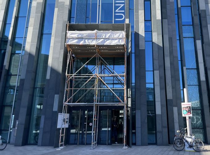Gerüst am Eingang zum Neuen Augusteum