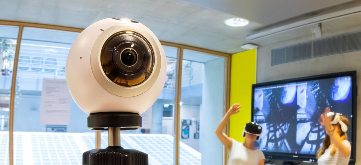Zu sehen ist eine 360 Gradkamera, 2 Studierende mit Simulationsbrillen im Makerspace des Herder-Instituts. Bild: Swen Reichhold