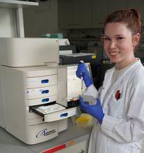 Auf diesen Foto ist Sarah Casper, eine der Mitarbeiterinnen der Core Unit DNA Technologien, zu sehen, Foto: Birgit Oelzner/ Core Unit DNA