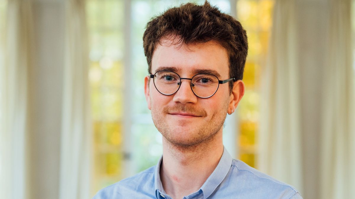 zur Vergrößerungsansicht des Bildes: Farbaufnahme einer Person: Juri Kassel