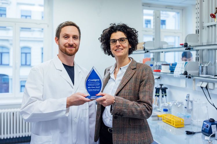 Dr. Robert Serfling und Prof. Dr. Irene Coin mit der Auszeichnung „Blaue Flamme“.