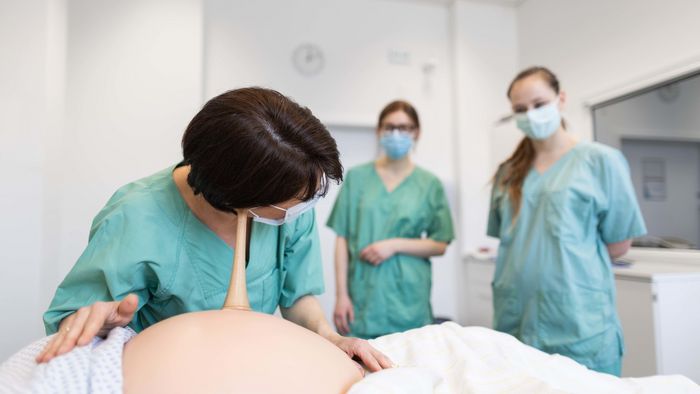 Einblick ins Studium der Hebammenkunde an der Universität Leipzig