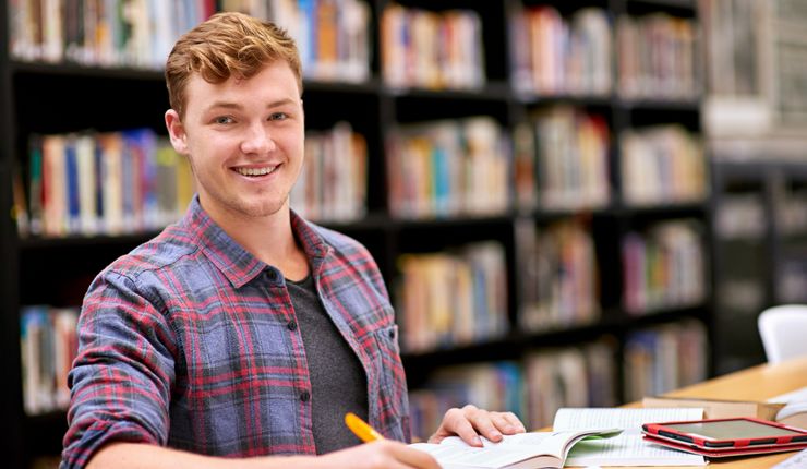 Student am Schreibtisch, Foto: Adobe Stock