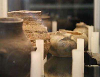 Keramikgefäße in der Vitrine der Dauerausstellung der Sammlung Ur- und Frühgeschichte