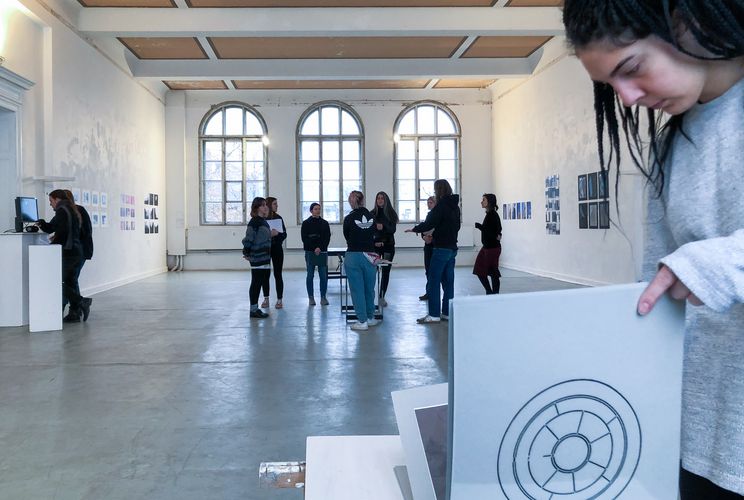 Organisieren und Kuratieren: Studierende in der selbstorganisierten Ausstellung im Kunstraum, Foto: Institut für Kunstpädagogik
