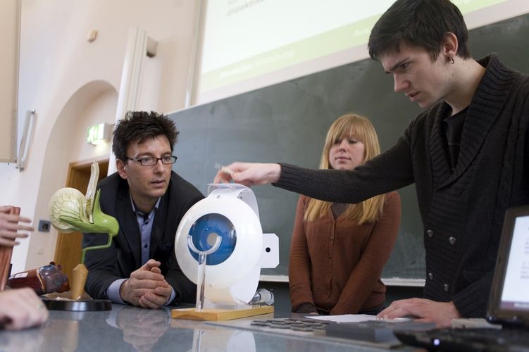 Studierende üben an einem Modell im Hörsaal, Foto: Christian Hüller