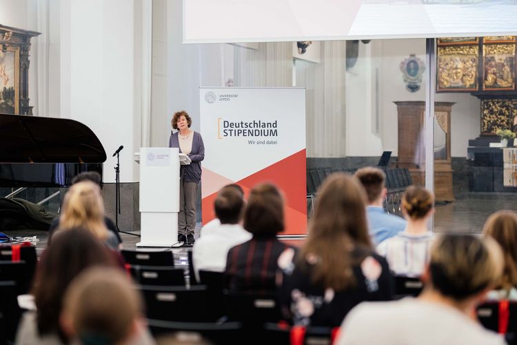 Rektorin Prof. Dr. Beate Schücking sprach bei der Urkundenübergabe an die Deutschlandstipendiat:innen.