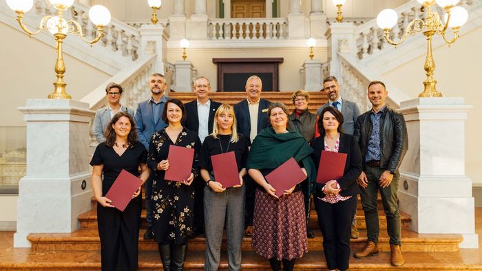 Die Preisträgerinnen mit Vertreter:innen der drei Universitäten, die den Preis ausgelobt haben.