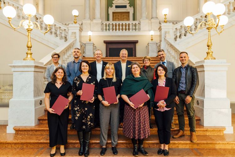 Die Preisträgerinnen mit Vertreter:innen der drei Universitäten, die den Preis ausgelobt haben.