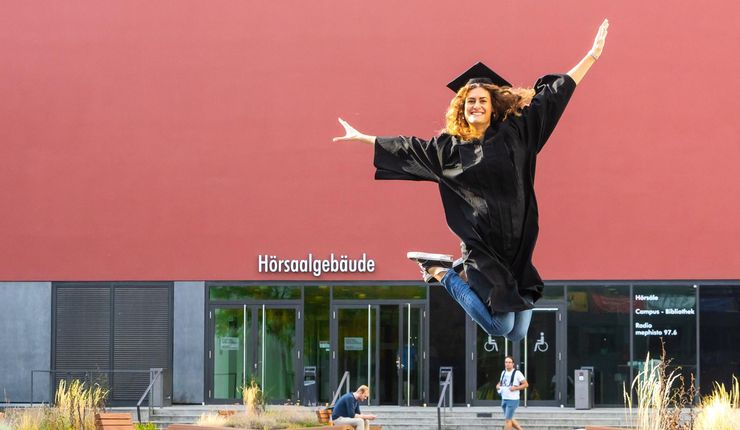 Alumna (Abschluss 2018) Rossitza Ivanova beim Freuden-Luftsprung im Leibnizhof, Foto: Swen Reichhold