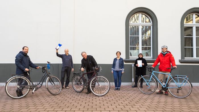 Stadtradeln: Auf dem Foto ist das Uni-Siegerteam Rektorat auf dem Ritterhof zu sehen, teilweise mit Fahrrädern.