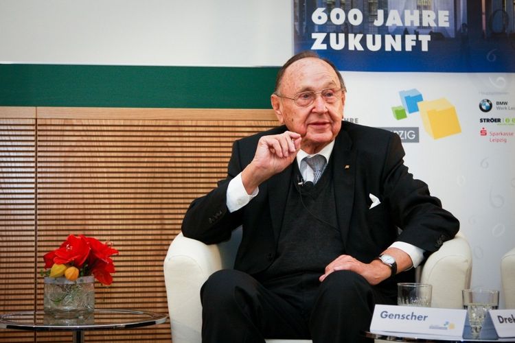 Hans-Dietrich Genscher bei einer Podiumsdiskussion an der Universität Leipzig im Jahr 2009.