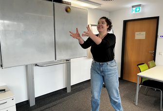 Das Foto zeigt Autorin Antonie, wie sie einen Ball fängt.
