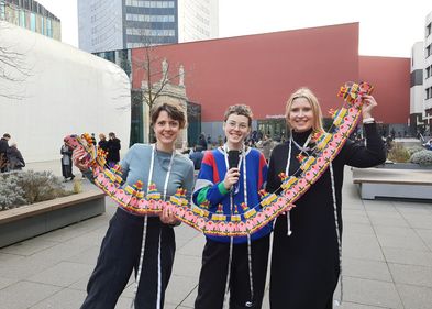 Nina Vogt, Vinz Rauchhaus und Nancy Haustein im Leibnizforum mit einem Mikrofon und einer Girlande