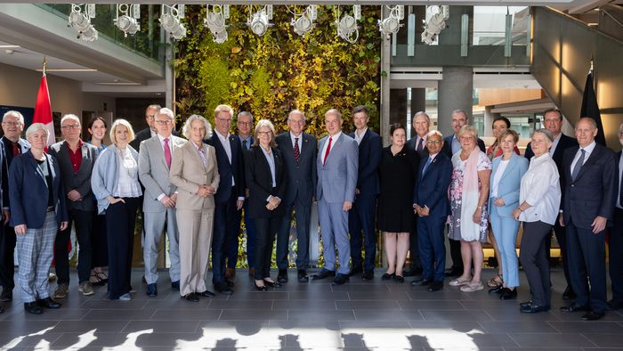 Gruppenbild mit vielen Personen der zwei Delegationen aus deutschen und kanadischen Universitäten.