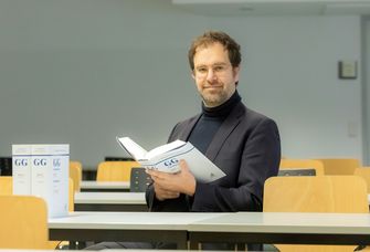 Auf dem Bild ist Prof. Dr. Johannes Eichenhofer zu sehen.