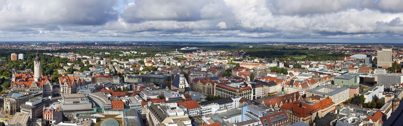 Farbfoto: Vogelperspektive von der Leipziger Innenstadt, zu erkennen ist das Neue Rathaus als markantes Gebäude