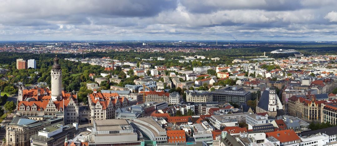 Farbfoto: Vogelperspektive von der Leipziger Innenstadt, zu erkennen ist das Neue Rathaus als markantes Gebäude