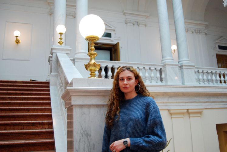 Marharyta Hnativska in der Bibliotheca Albertina.