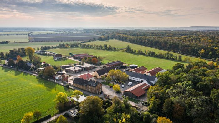 Blick auf das Lehr- und Forschungsgut Oberholz, das als bester Ausbildungsbetrieb im Bereich grüne Berufe geehrt wurde.