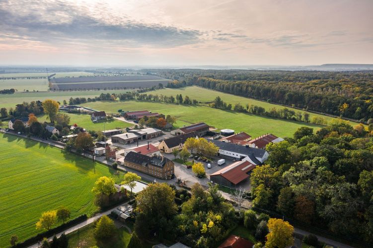 Blick auf das Lehr- und Forschungsgut Oberholz, das als bester Ausbildungsbetrieb im Bereich grüne Berufe geehrt wurde.